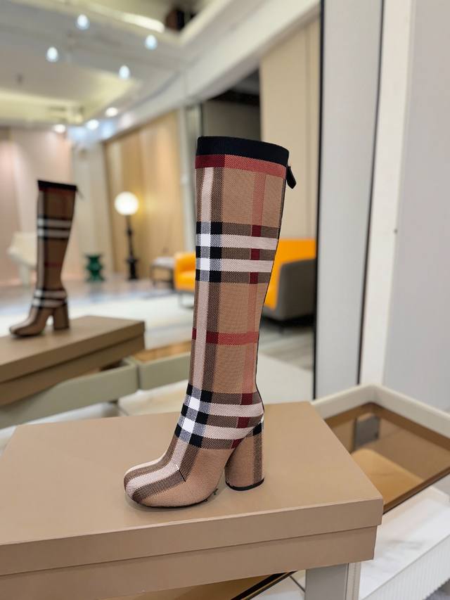 价格p： 独家推出圆头粗跟格纹弹力针织袜长靴 Burberry博柏利英国奢侈品牌，典藏米色，原版1:1复制，贴身弹力针织式及膝靴，设计圆形靴头粗跟，装饰品牌标志
