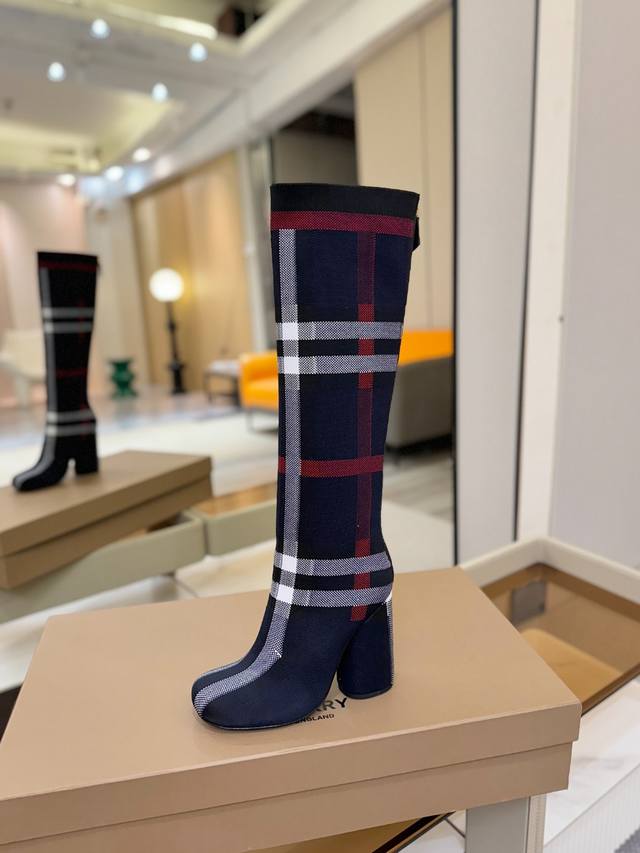 价格p： 独家推出圆头粗跟格纹弹力针织袜长靴 Burberry博柏利英国奢侈品牌，典藏米色，原版1:1复制，贴身弹力针织式及膝靴，设计圆形靴头粗跟，装饰品牌标志