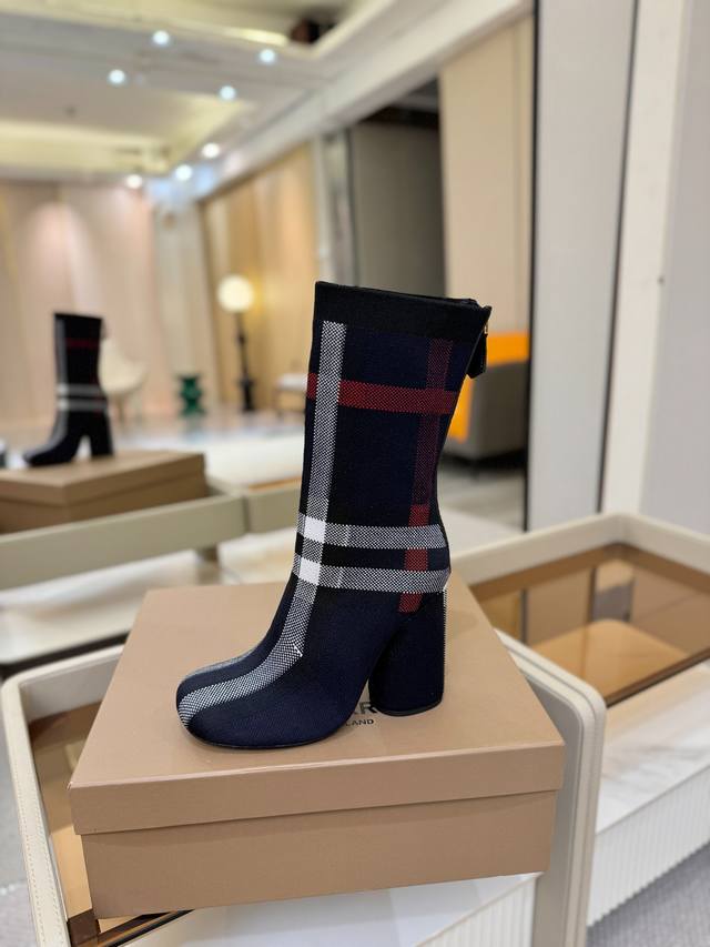 价格p： 独家推出圆头粗跟格纹弹力针织袜长靴 Burberry博柏利英国奢侈品牌，典藏米色，原版1:1复制，贴身弹力针织式及膝靴，设计圆形靴头粗跟，装饰品牌标志
