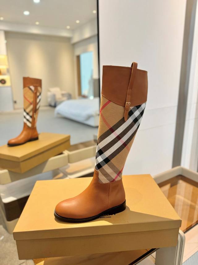 价格 Burberryy 博柏利 博柏利 最新独家推出经典格纹靴 独家 发布 代购高版本 Burberryy 巴宝莉 慵懒的复古优雅知性风格 Burberry博