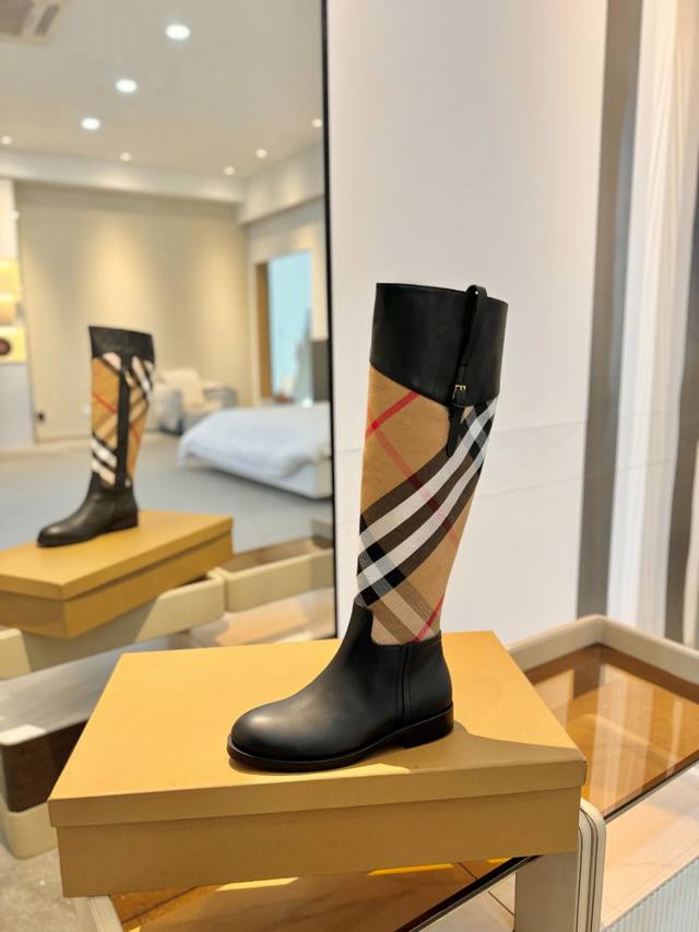 价格 Burberryy 博柏利 博柏利 最新独家推出经典格纹靴 独家 发布 代购高版本 Burberryy 巴宝莉 慵懒的复古优雅知性风格 Burberry博