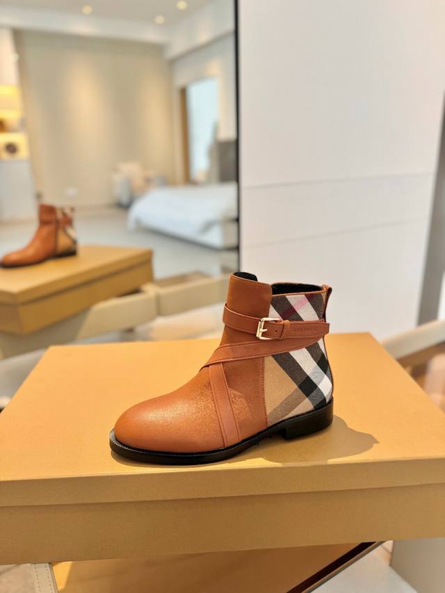 价格 Burberryy 博柏利 博柏利 最新独家推出经典格纹靴 独家 发布 代购高版本 Burberryy 巴宝莉 慵懒的复古优雅知性风格 Burberry博