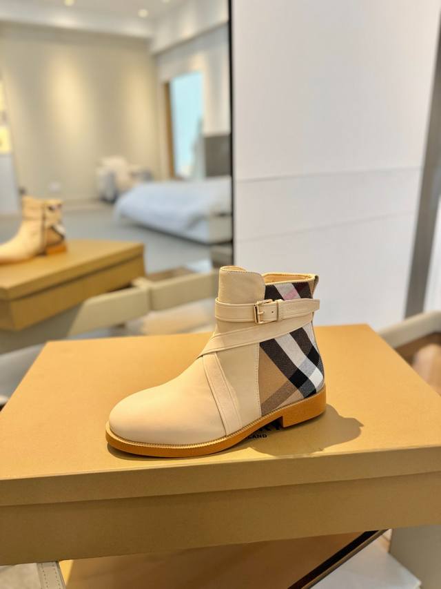 价格 Burberryy 博柏利 博柏利 最新独家推出经典格纹靴 独家 发布 代购高版本 Burberryy 巴宝莉 慵懒的复古优雅知性风格 Burberry博