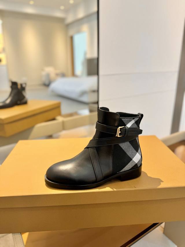 价格 Burberryy 博柏利 博柏利 最新独家推出经典格纹靴 独家 发布 代购高版本 Burberryy 巴宝莉 慵懒的复古优雅知性风格 Burberry博