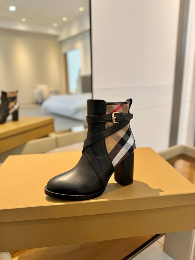 价格 Burberryy 博柏利 博柏利 最新独家推出经典格纹靴 独家 发布 代购高版本 Burberryy 巴宝莉 慵懒的复古优雅知性风格 Burberry博