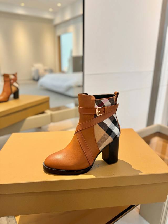 价格 Burberryy 博柏利 博柏利 最新独家推出经典格纹靴 独家 发布 代购高版本 Burberryy 巴宝莉 慵懒的复古优雅知性风格 Burberry博