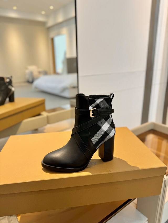 价格 Burberryy 博柏利 博柏利 最新独家推出经典格纹靴 独家 发布 代购高版本 Burberryy 巴宝莉 慵懒的复古优雅知性风格 Burberry博
