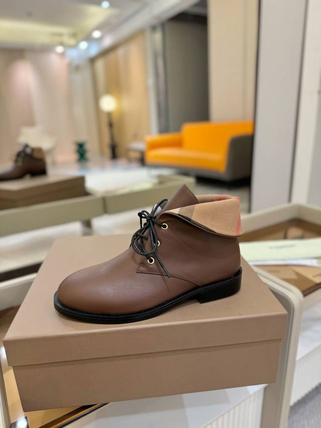 价格p： Burberryy 博柏利 博柏利2025最新独家推出高跟 慵懒的复古优雅知性风格 Burberry博柏利英国奢侈品牌，原版1:1复制，专柜同步上新