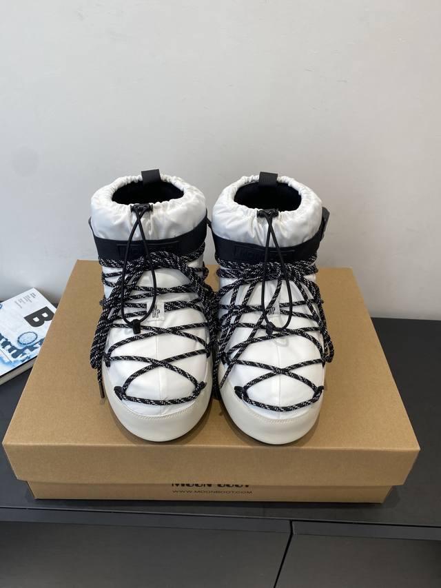 Moon Boot 秋冬最新款雪地靴 丑萌滑雪鞋 超多明星网红种草 秋冬滑雪必备款 现在有一款更另类的雪地靴又杀回来了 内增高5Cm那就是Moon Boot月亮