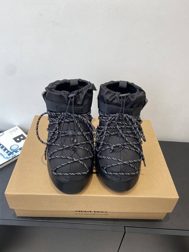 Moon Boot 秋冬最新款雪地靴 丑萌滑雪鞋 超多明星网红种草 秋冬滑雪必备款 现在有一款更另类的雪地靴又杀回来了 内增高5Cm那就是Moon Boot月亮