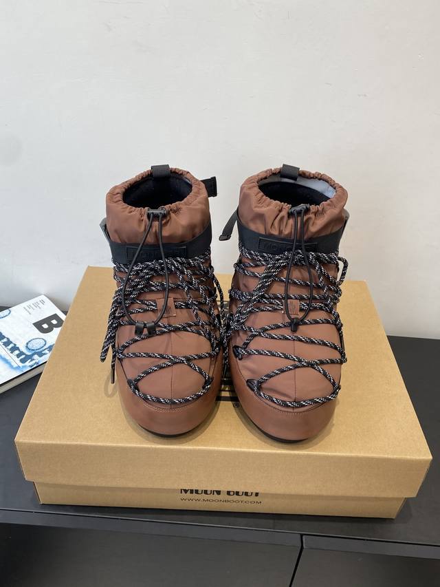 Moon Boot 秋冬最新款雪地靴 丑萌滑雪鞋 超多明星网红种草 秋冬滑雪必备款 现在有一款更另类的雪地靴又杀回来了 内增高5Cm那就是Moon Boot月亮