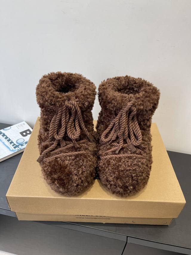 Moon Boot 秋冬最新款雪地靴 丑萌滑雪鞋 超多明星网红种草 秋冬滑雪必备款 现在有一款更另类的雪地靴又杀回来了 内增高5Cm那就是Moon Boot月亮