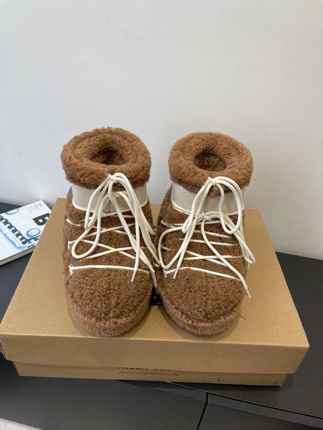 Moon Boot 秋冬最新款雪地靴 丑萌滑雪鞋 超多明星网红种草 秋冬滑雪必备款 现在有一款更另类的雪地靴又杀回来了 内增高5Cm那就是Moon Boot月亮