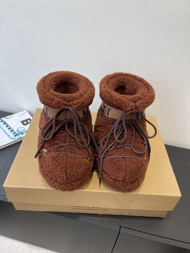 Moon Boot 秋冬最新款雪地靴 丑萌滑雪鞋 超多明星网红种草 秋冬滑雪必备款 现在有一款更另类的雪地靴又杀回来了 内增高5Cm那就是Moon Boot月亮