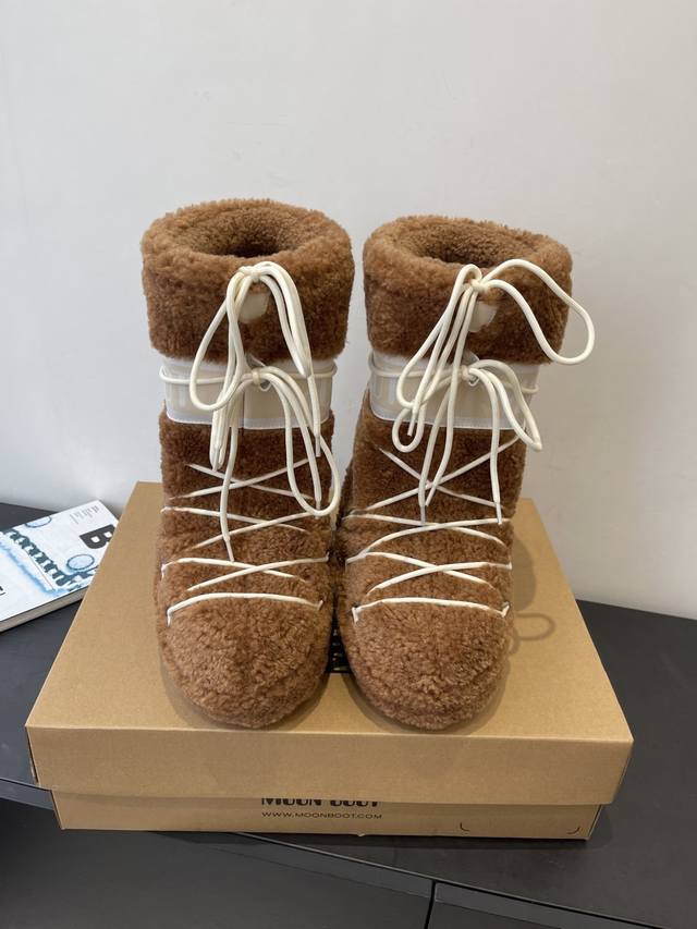 Moon Boot 秋冬最新款雪地靴 丑萌滑雪鞋 超多明星网红种草 秋冬滑雪必备款 现在有一款更另类的雪地靴又杀回来了 内增高5Cm那就是Moon Boot月亮