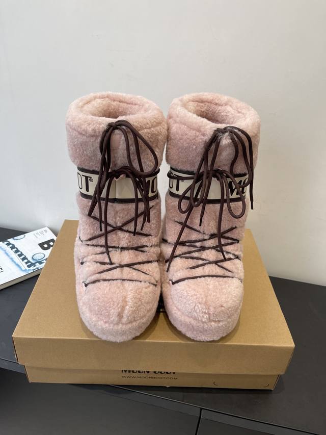 Moon Boot 秋冬最新款雪地靴 丑萌滑雪鞋 超多明星网红种草 秋冬滑雪必备款 现在有一款更另类的雪地靴又杀回来了 内增高5Cm那就是Moon Boot月亮