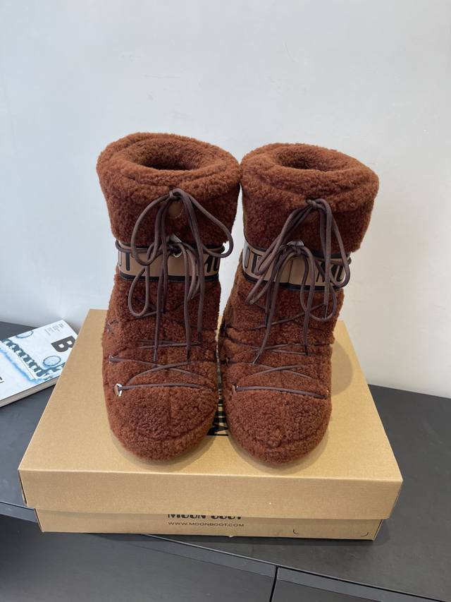 Moon Boot 秋冬最新款雪地靴 丑萌滑雪鞋 超多明星网红种草 秋冬滑雪必备款 现在有一款更另类的雪地靴又杀回来了 内增高5Cm那就是Moon Boot月亮