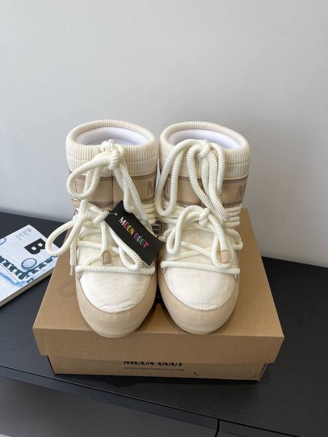 Moon Boot 秋冬最新款雪地靴 丑萌滑雪鞋 超多明星网红种草 秋冬滑雪必备款 现在有一款更另类的雪地靴又杀回来了 内增高5Cm那就是Moon Boot月亮