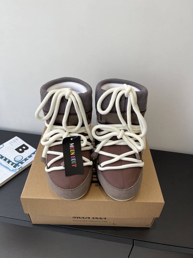 Moon Boot 秋冬最新款雪地靴 丑萌滑雪鞋 超多明星网红种草 秋冬滑雪必备款 现在有一款更另类的雪地靴又杀回来了 内增高5Cm那就是Moon Boot月亮