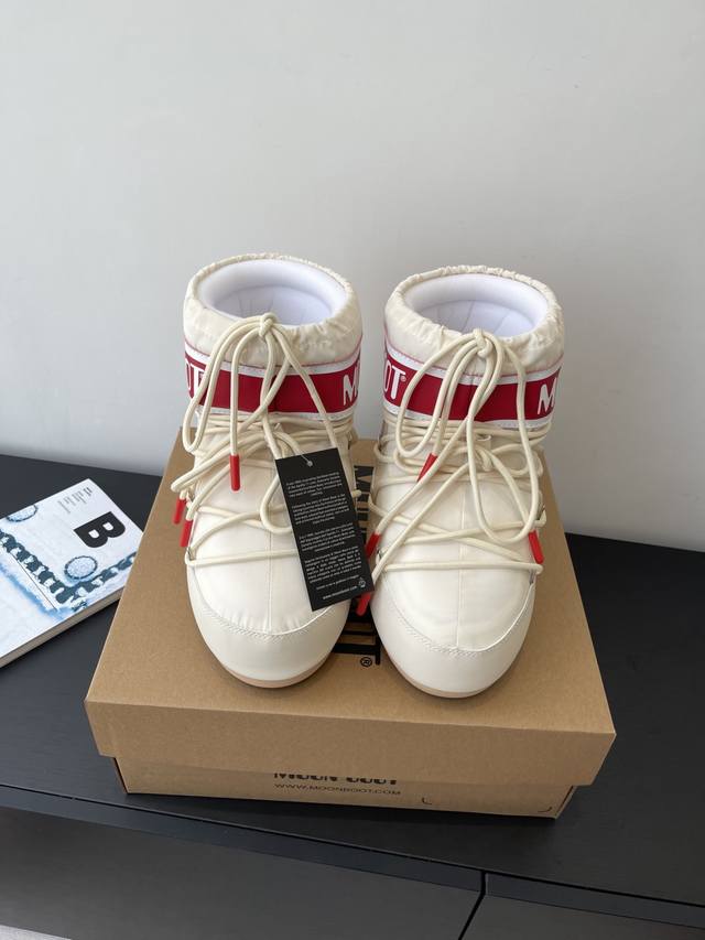 Moon Boot 秋冬最新款雪地靴 丑萌滑雪鞋 超多明星网红种草 秋冬滑雪必备款 现在有一款更另类的雪地靴又杀回来了 内增高5Cm那就是Moon Boot月亮