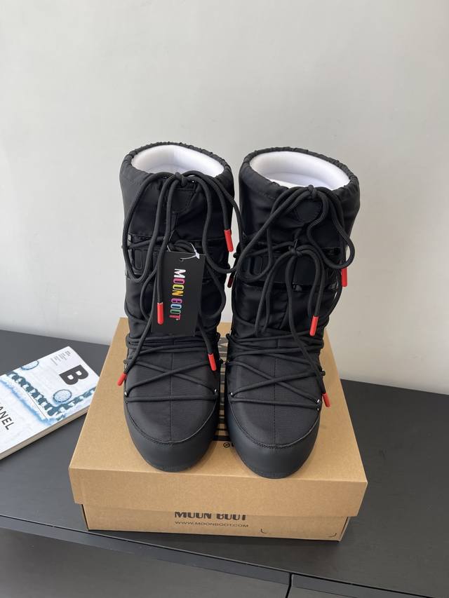 Moon Boot 秋冬最新款雪地靴 丑萌滑雪鞋 超多明星网红种草 秋冬滑雪必备款 现在有一款更另类的雪地靴又杀回来了 内增高5Cm那就是Moon Boot月亮