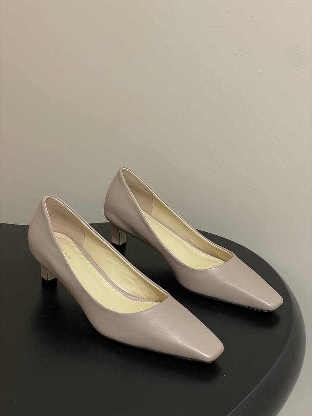 The Row 26春夏新款 Tr法式极简风小猫跟鞋小方头矮跟单鞋 复古气质女王 整个鞋型简约大气，很干净利落又好搭配！日常穿搭、约会聚会等也能轻松驾驭！ 穿上