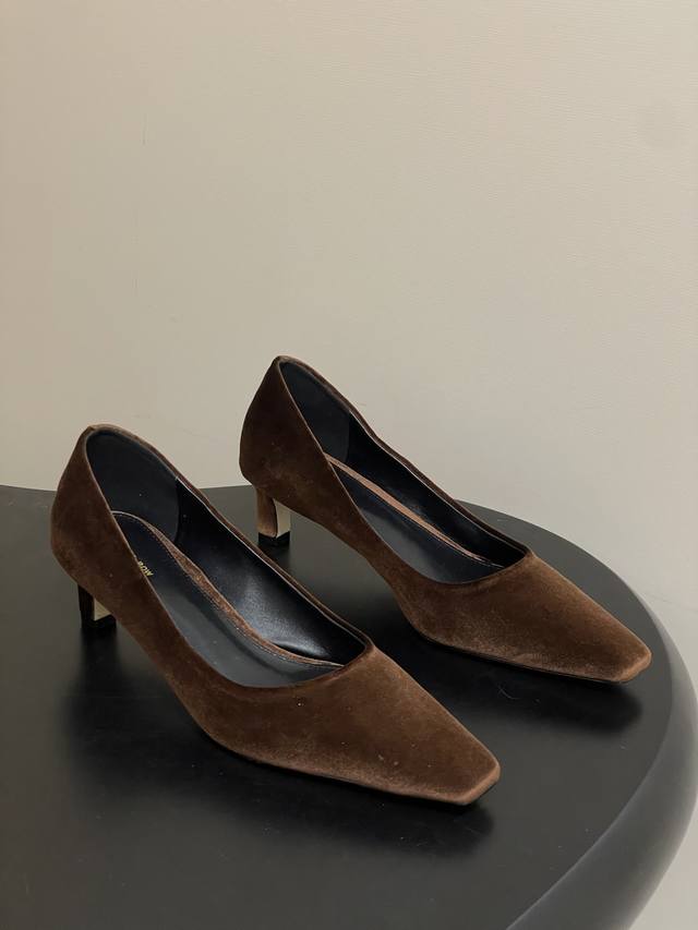 The Row 26春夏新款 Tr法式极简风小猫跟鞋小方头矮跟单鞋 复古气质女王 整个鞋型简约大气，很干净利落又好搭配！日常穿搭、约会聚会等也能轻松驾驭！ 穿上