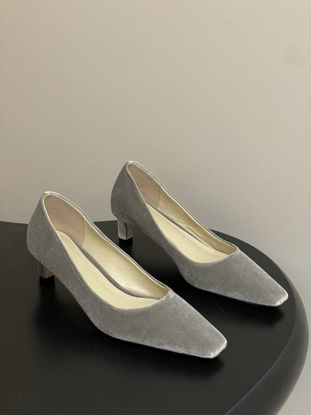 The Row 26春夏新款 Tr法式极简风小猫跟鞋小方头矮跟单鞋 复古气质女王 整个鞋型简约大气，很干净利落又好搭配！日常穿搭、约会聚会等也能轻松驾驭！ 穿上