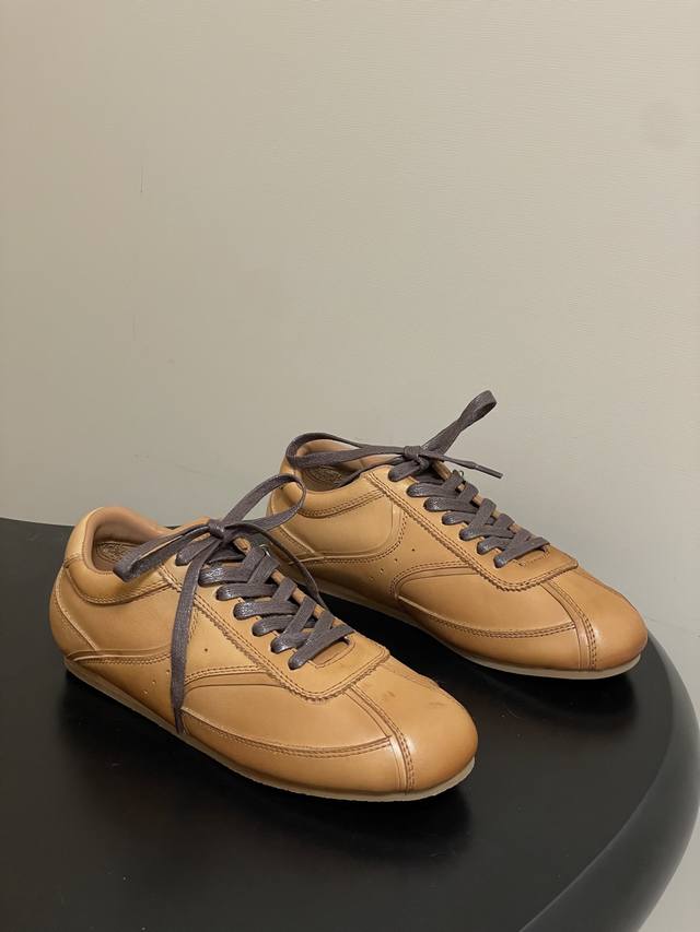 Unfolio 26春夏新款 系带休闲鞋德训鞋复古阿甘鞋运动鞋 复古撞上质感皮革 是通勤族的时髦“作弊器” 细腻麂皮与挺括皮面双材质可选 手工缝线勾勒出精致细节