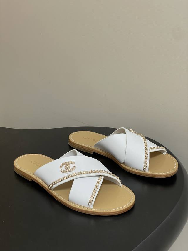 2026春夏新款Chanel 小香26C 经典双C扣链条交叉带平底凉拖鞋 穿不腻的百搭凉拖 超经典的一款 休闲中带着精致 气质拿捏稳妥 今年春夏绝美加分宝藏！