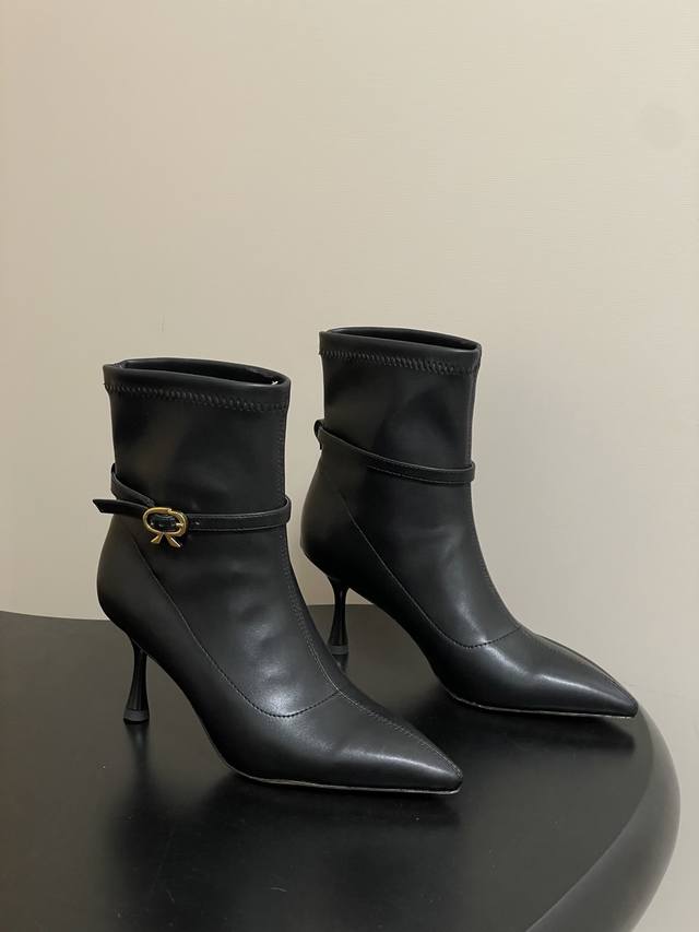 Gianvito Rossi25S秋冬新款 罗西 Gr尖头及踝靴R扣细跟弹力短靴高跟靴子 经典的尖头设计，能自然拉长腿部线条，修饰脚型，是永不过时的“显腿长”利