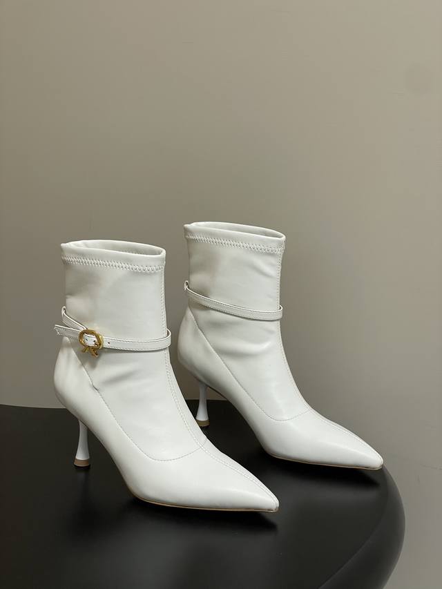 Gianvito Rossi25S秋冬新款 罗西 Gr尖头及踝靴R扣细跟弹力短靴高跟靴子 经典的尖头设计，能自然拉长腿部线条，修饰脚型，是永不过时的“显腿长”利