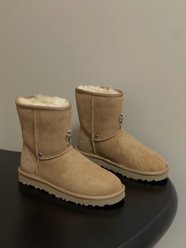 Ugg X Chromehearts 克罗心联名~限量版雪地靴 限量款系列，一款不会撞衫的雪地靴、简约的联名撞色设计轻便的大底、鞋面采用定制防水牛猄、内里定制纯