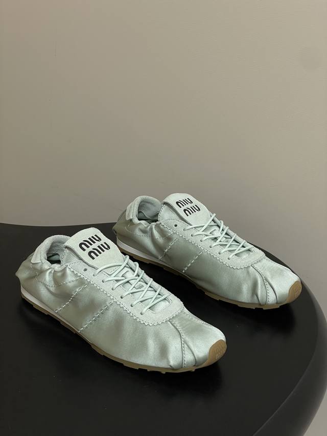 顶级品质 Miumiu 缪缪 26春夏新款 plume缎面运动鞋系列薄底真丝绸缎面芭蕾德训鞋系带阿甘鞋休闲鞋 缎面芭蕾德训鞋，将德训鞋轮廓和芭蕾舞鞋优雅感融合，