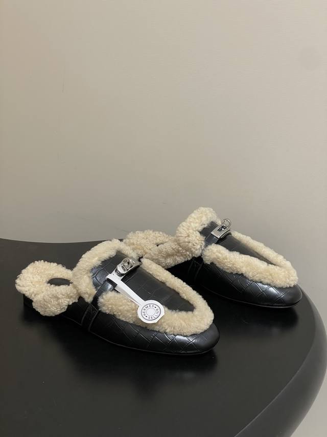 顶级品质 Hermes 爱马仕 H家 25最新鳄鱼纹皮Oz羊毛穆勒鞋经典Kelly扣包头半拖鞋 H经典半拖毛拖鞋 小牛皮穆勒鞋，搭配经典镀钯Kelly鞋扣和羊羔