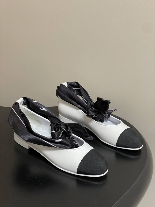 2026春夏新款Chanel小香 26C丝巾系列拼色蝴蝶结双C丝带 绑带脚踝芭蕾舞鞋平底玛丽珍鞋单鞋 藏着少女感与优雅感的双重惊艳，以丝带设计打破经典边界，双元