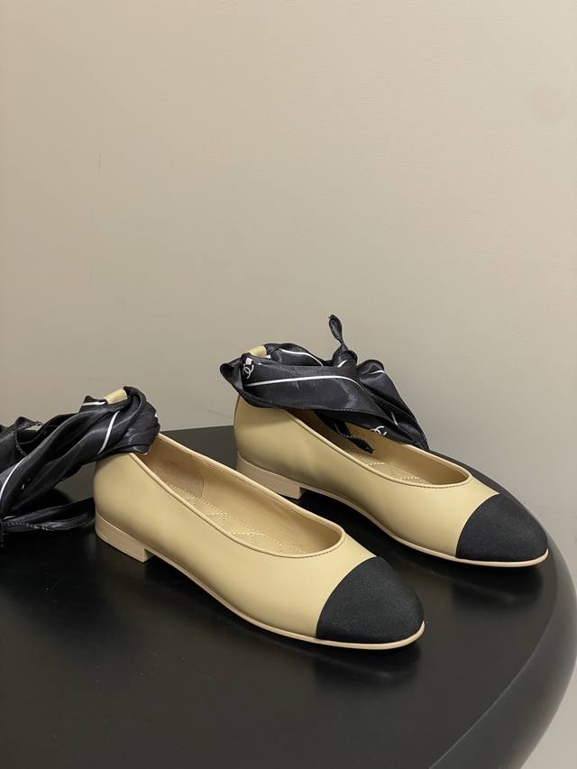 2026春夏新款Chanel小香 26C丝巾系列拼色蝴蝶结双C丝带 绑带脚踝芭蕾舞鞋平底玛丽珍鞋单鞋 藏着少女感与优雅感的双重惊艳，以丝带设计打破经典边界，双元