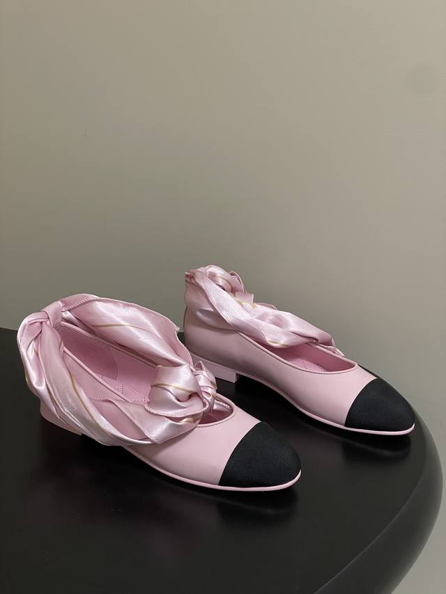 2026春夏新款Chanel小香 26C丝巾系列拼色蝴蝶结双C丝带 绑带脚踝芭蕾舞鞋平底玛丽珍鞋单鞋 藏着少女感与优雅感的双重惊艳，以丝带设计打破经典边界，双元