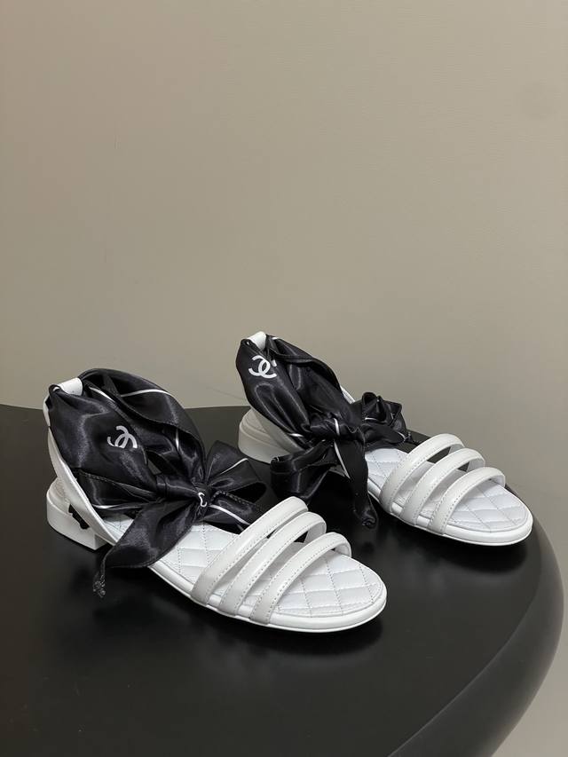 2026春夏新款Chanel小香26C 经典双C扣菱格蜜儿一字平底凉鞋丝巾脚踝绑带细带高跟粗跟凉鞋 藏着少女感与优雅感的双重惊艳，以丝带设计打破经典边界，双C元