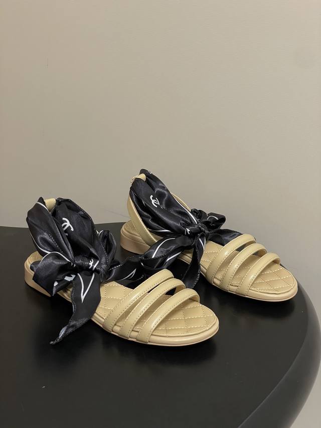 2026春夏新款Chanel小香26C 经典双C扣菱格蜜儿一字平底凉鞋丝巾脚踝绑带细带高跟粗跟凉鞋 藏着少女感与优雅感的双重惊艳，以丝带设计打破经典边界，双C元