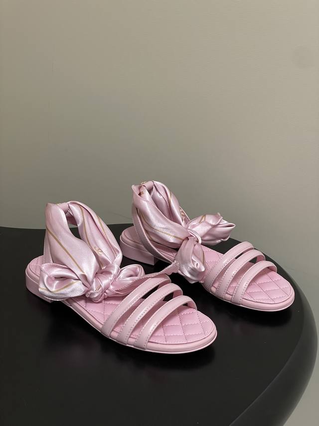 2026春夏新款Chanel小香26C 经典双C扣菱格蜜儿一字平底凉鞋丝巾脚踝绑带细带高跟粗跟凉鞋 藏着少女感与优雅感的双重惊艳，以丝带设计打破经典边界，双C元