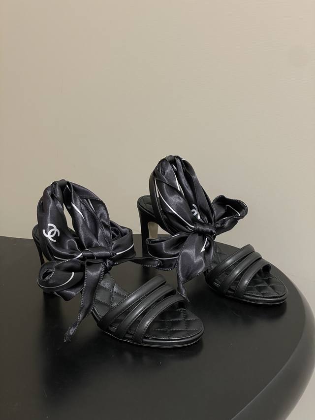 2026春夏新款Chanel小香26C 经典双C扣菱格蜜儿一字平底凉鞋丝巾脚踝绑带细带高跟粗跟凉鞋 藏着少女感与优雅感的双重惊艳，以丝带设计打破经典边界，双C元