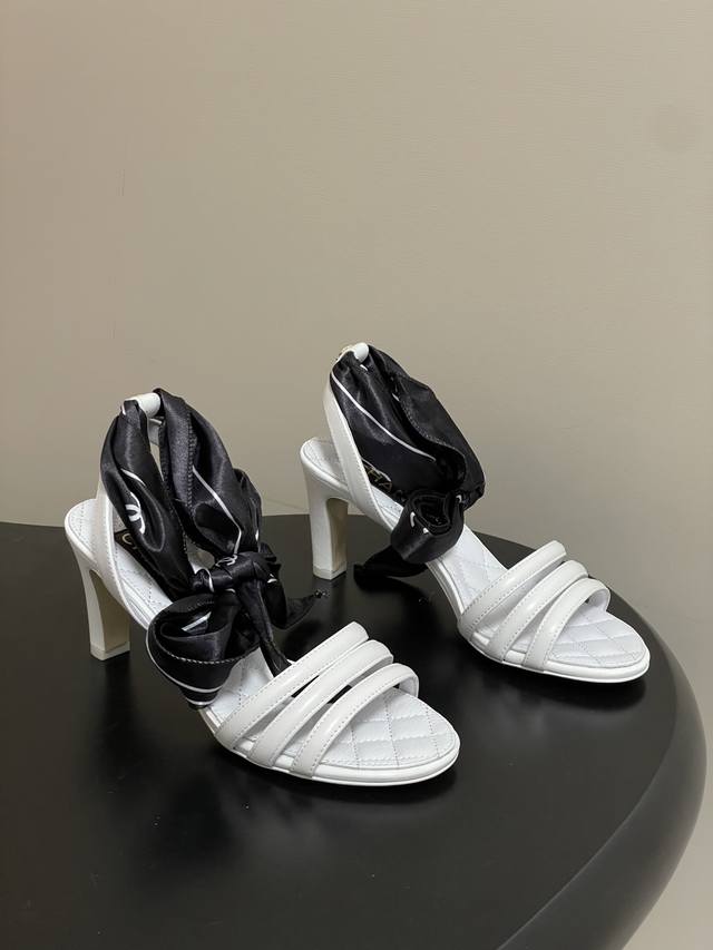 2026春夏新款Chanel小香26C 经典双C扣菱格蜜儿一字平底凉鞋丝巾脚踝绑带细带高跟粗跟凉鞋 藏着少女感与优雅感的双重惊艳，以丝带设计打破经典边界，双C元