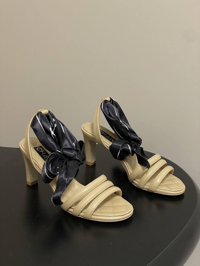 2026春夏新款Chanel小香26C 经典双C扣菱格蜜儿一字平底凉鞋丝巾脚踝绑带细带高跟粗跟凉鞋 藏着少女感与优雅感的双重惊艳，以丝带设计打破经典边界，双C元