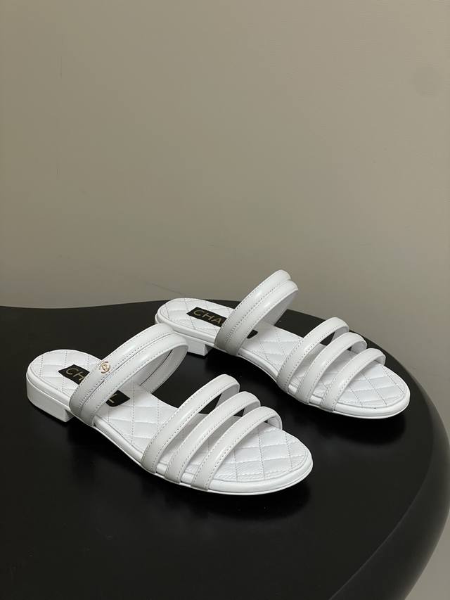 2026春夏新款Chanel小香26C 经典双C扣菱格蜜儿一字拖鞋细带高跟粗跟凉拖鞋 穿不腻的百搭凉拖 超经典的一款 休闲中带着精致 气质拿捏稳妥 今年春夏绝美