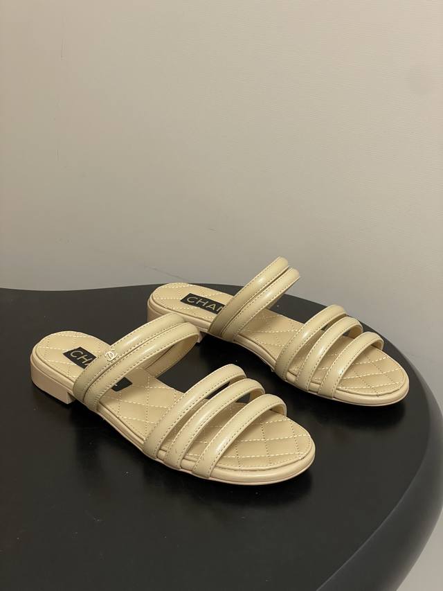 2026春夏新款Chanel小香26C 经典双C扣菱格蜜儿一字拖鞋细带高跟粗跟凉拖鞋 穿不腻的百搭凉拖 超经典的一款 休闲中带着精致 气质拿捏稳妥 今年春夏绝美