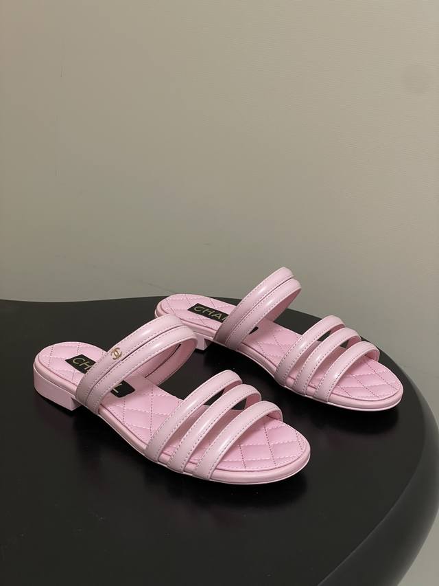 2026春夏新款Chanel小香26C 经典双C扣菱格蜜儿一字拖鞋细带高跟粗跟凉拖鞋 穿不腻的百搭凉拖 超经典的一款 休闲中带着精致 气质拿捏稳妥 今年春夏绝美