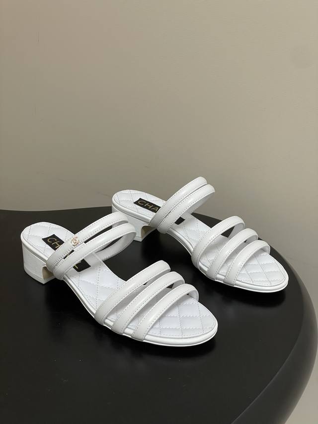 2026春夏新款Chanel小香26C 经典双C扣菱格蜜儿一字拖鞋细带高跟粗跟凉拖鞋 穿不腻的百搭凉拖 超经典的一款 休闲中带着精致 气质拿捏稳妥 今年春夏绝美