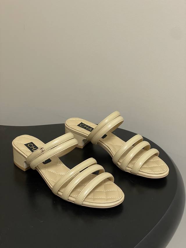 2026春夏新款Chanel小香26C 经典双C扣菱格蜜儿一字拖鞋细带高跟粗跟凉拖鞋 穿不腻的百搭凉拖 超经典的一款 休闲中带着精致 气质拿捏稳妥 今年春夏绝美