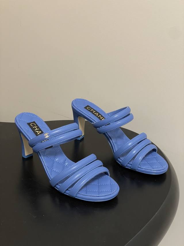 2026春夏新款Chanel小香26C 经典双C扣菱格蜜儿一字拖鞋细带高跟粗跟凉拖鞋 穿不腻的百搭凉拖 超经典的一款 休闲中带着精致 气质拿捏稳妥 今年春夏绝美